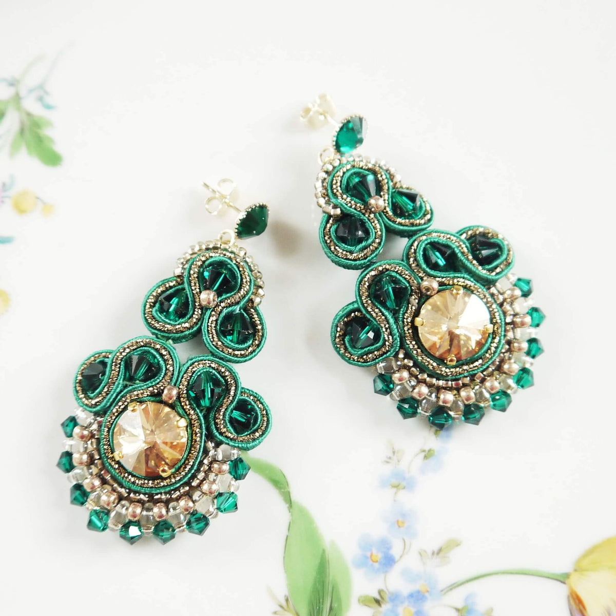 Smaragdgrüne Soutache-Statement-Ohrringe mit Gold