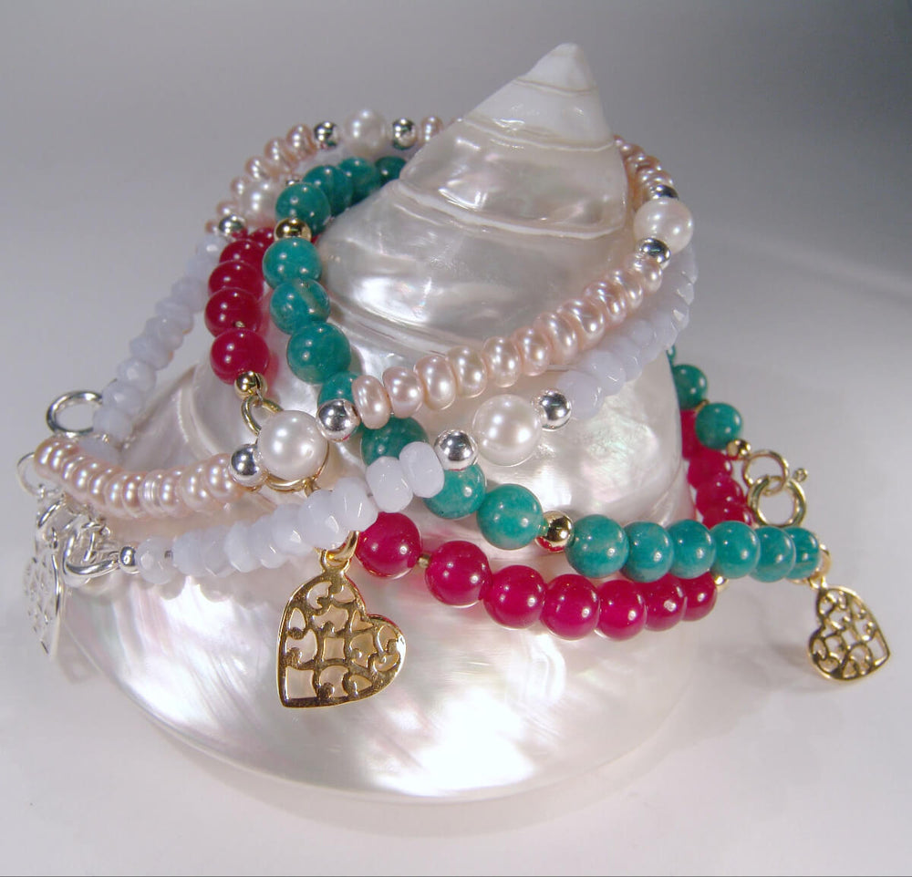 Bunte Armbänder mit Perlen, Edelsteinen und Herz-Anhängern