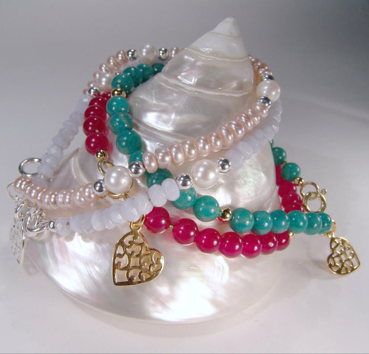 Bunte Armbänder mit Perlen, Edelsteinen und Herz-Anhängern