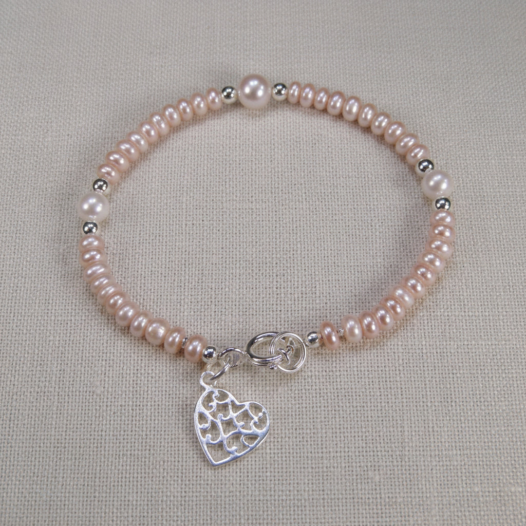 Perlenarmband mit Herzcharm in silber