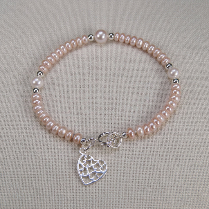 Perlenarmband mit Herzcharm in silber