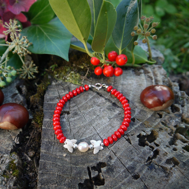 Rotes Korallenarmband mit Silberschmetterlingen