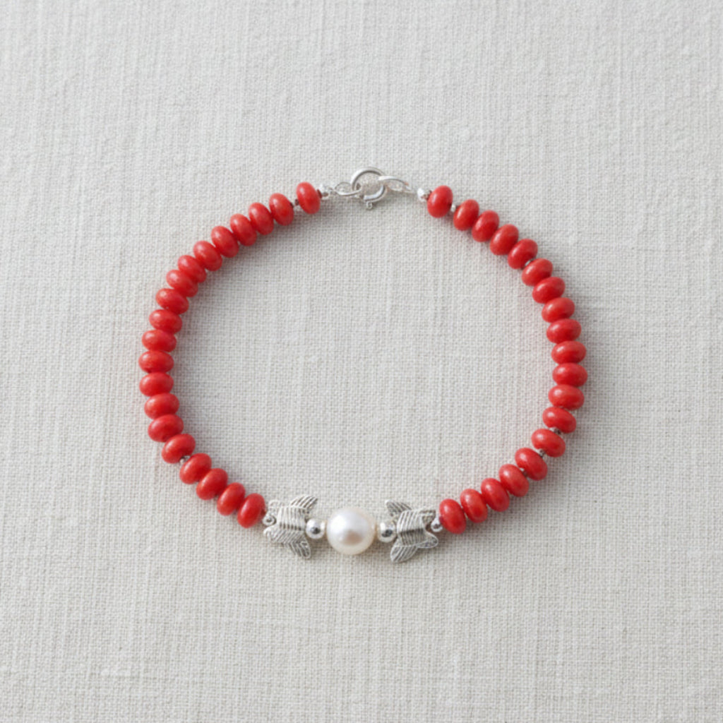 Rotes Korallenarmband mit Silberschmetterlingen