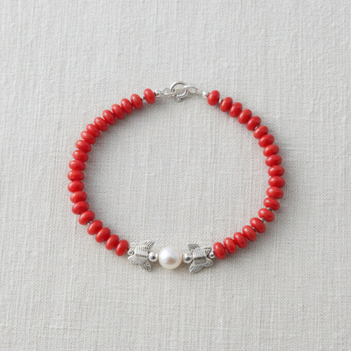 Rotes Korallenarmband mit Silberschmetterlingen