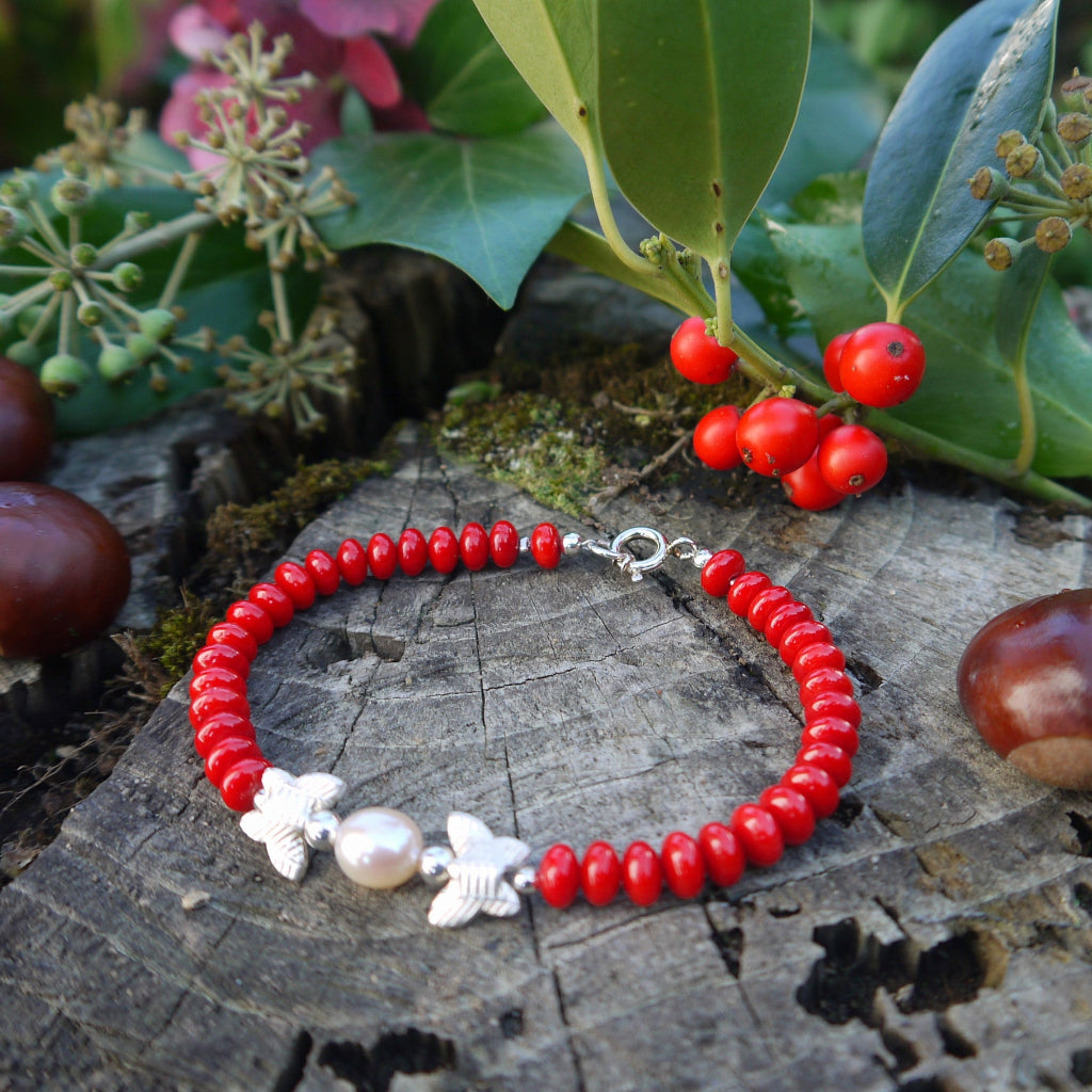 Rotes Korallenarmband mit Silberschmetterlingen