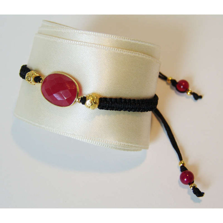 Detailaufnahme Makramee-Armband schwarz, roter Chalzedon in vergoldeter Silberfassung