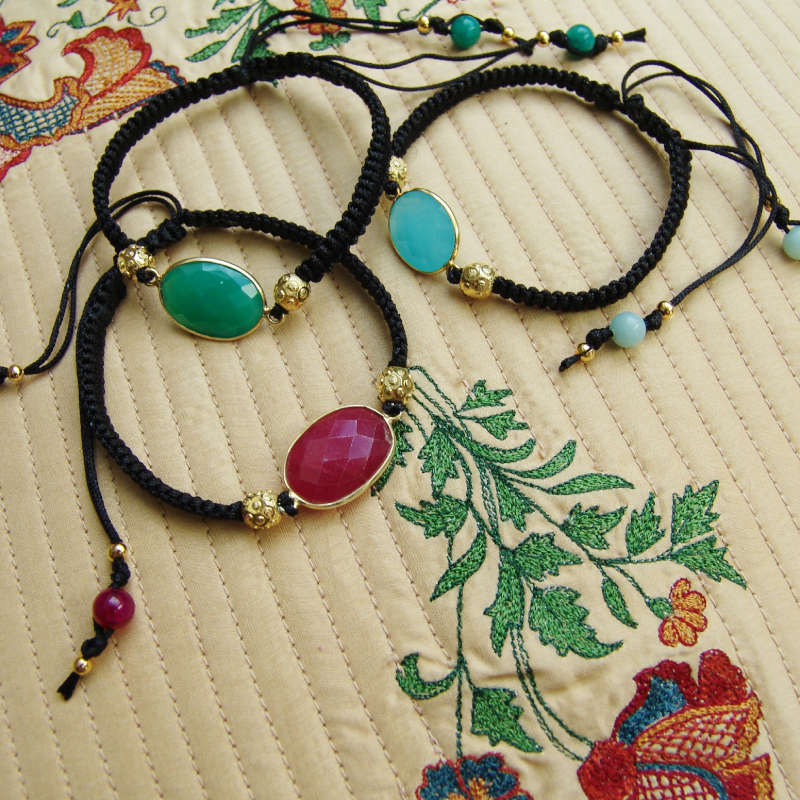 Makramee-Armbänder in verschiedenen Farben mit Chalzedon in Rot, Blau und Grün – Perlotte Schmuck