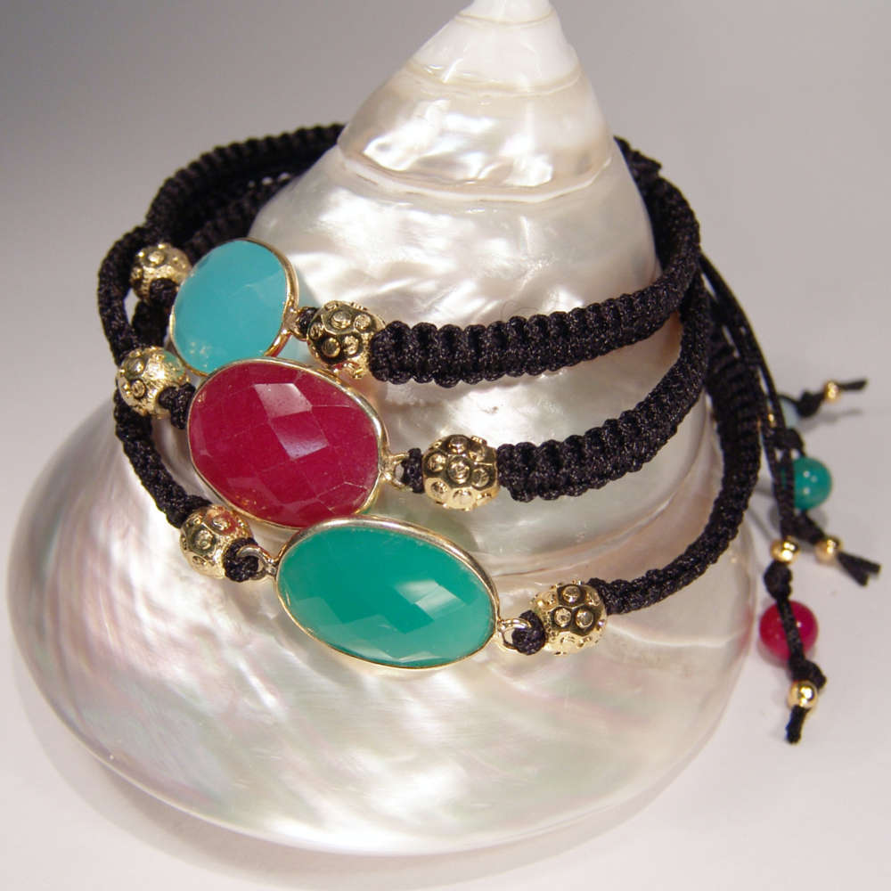 Makramee-Armbänder in verschiedenen Farben mit Chalzedon in Rot, Blau und Grün – Perlotte Schmuck