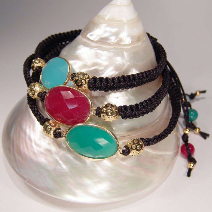 Makramee-Armbänder in verschiedenen Farben mit Chalzedon in Rot, Blau und Grün – Perlotte Schmuck