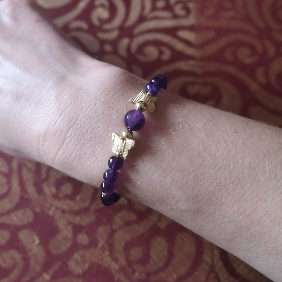 A046 Armband mit Amethyst und vergoldetem Detail