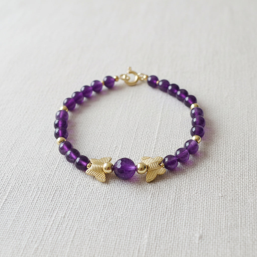 A046 Armband mit Amethyst und vergoldetem Schmetterling