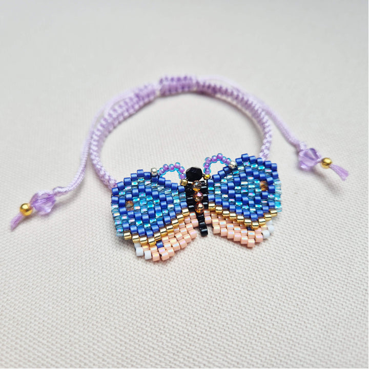Makramee-Armband violett mit Schmetterling aus Rocailles-Perlen – Perlotte Schmuck