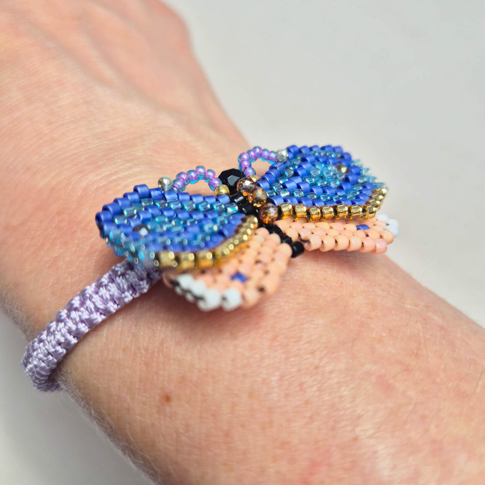 Makramee-Armband violett mit Schmetterling aus Rocailles-Perlen getragen, Swarovski-Kristall
