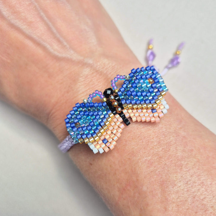Makramee-Armband Schmetterling am Handgelenk getragen – Perlotte Schmuck
