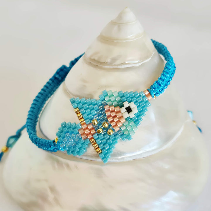 Armband mit Fisch-Motiv aus Rocailles-Perlen, handgefertigt bei Perlotte Schmuck