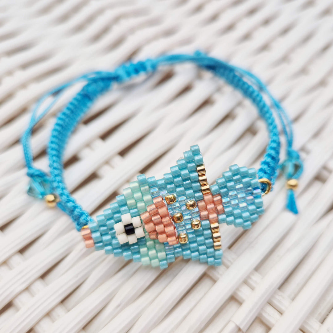 Armband mit Fisch-Motiv aus Rocailles-Perlen, handgefertigt bei Perlotte Schmuck