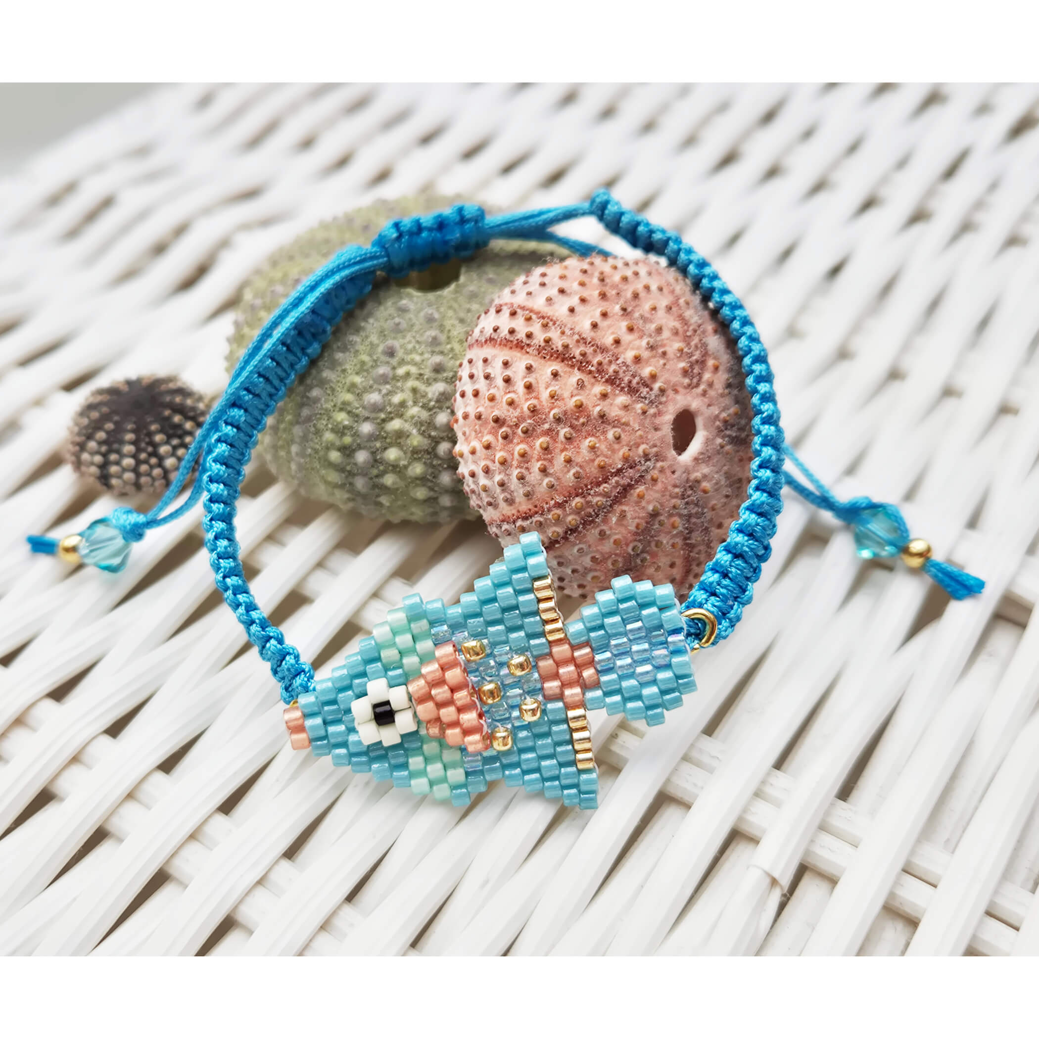 Detailaufnahme Fischchen aus Rocailles-Perlen in Türkis, Mint und Lachs, Makramee-Armband