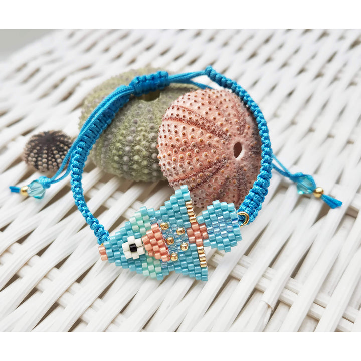 Detailaufnahme Fischchen aus Rocailles-Perlen in Türkis, Mint und Lachs, Makramee-Armband