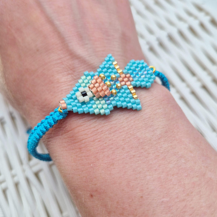 Makramee-Armband türkis mit Fischchen getragen, Rocailles-Perlen und Swarovski-Kristall
