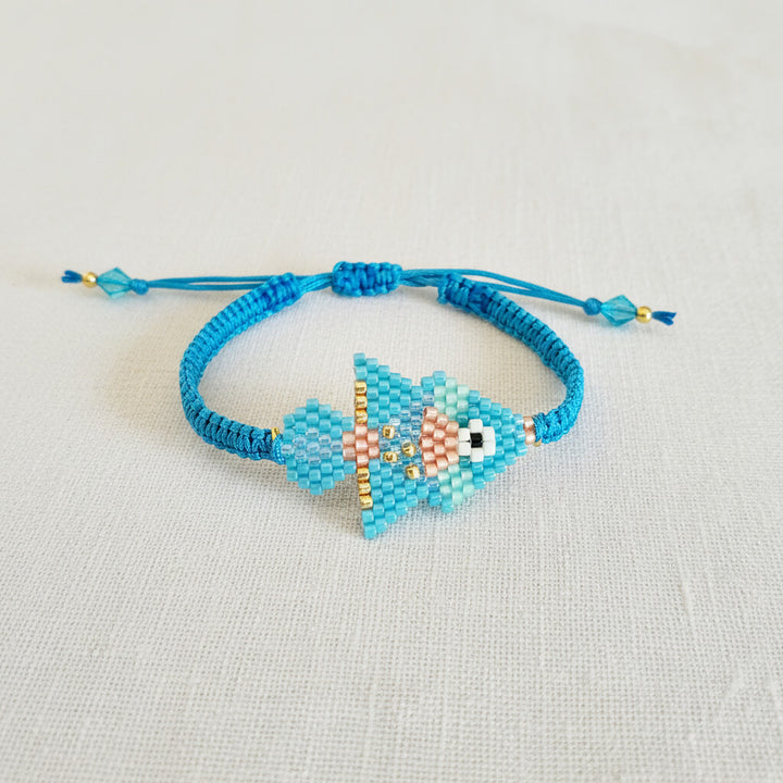 Makramee-Armband türkis mit Fischchen aus Rocailles-Perlen und Swarovski-Kristall – Perlotte Schmuck