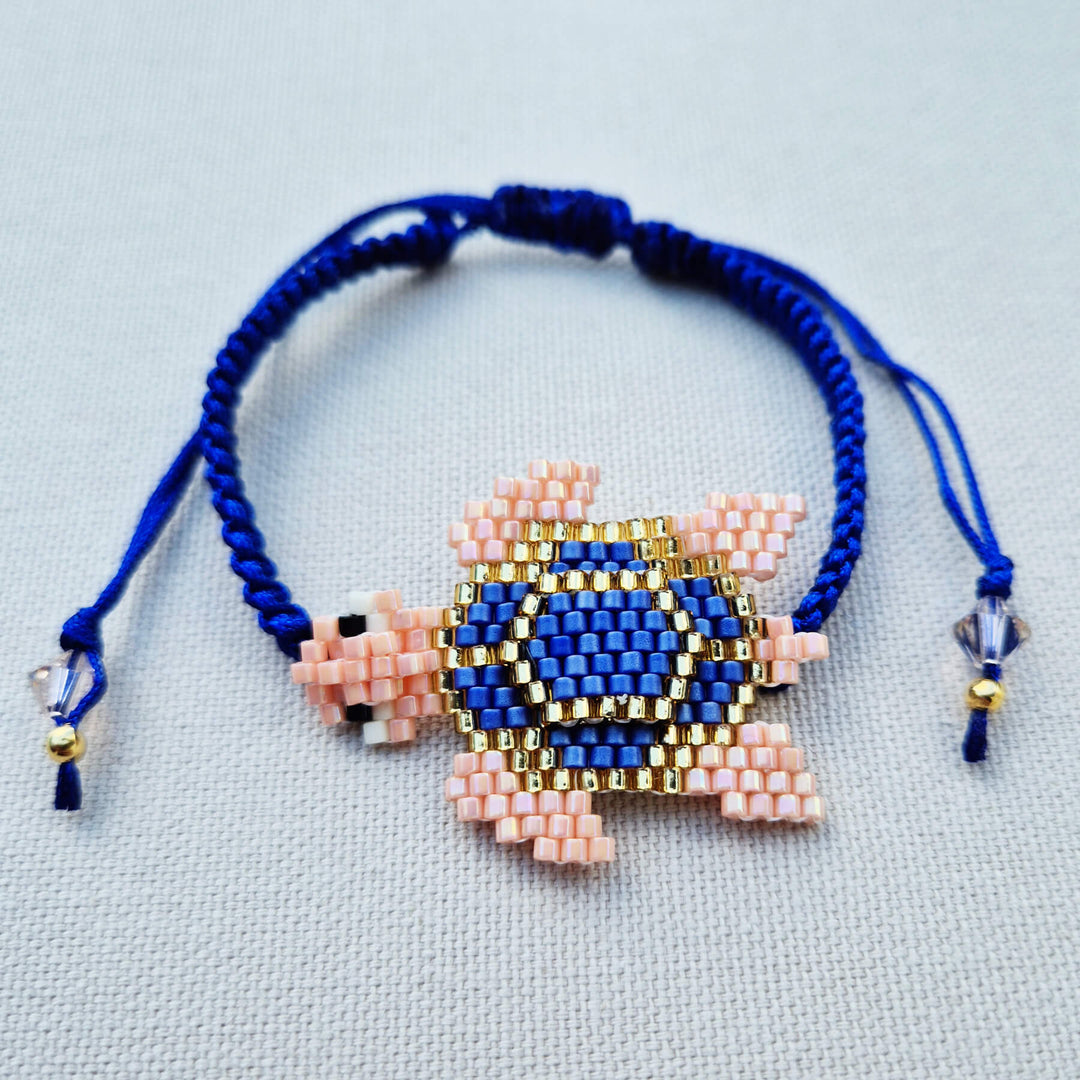 Makramee-Armband Royalblau mit Schildkröte aus Rocailles-Perlen in Rosa und Gold – Perlotte Schmuck