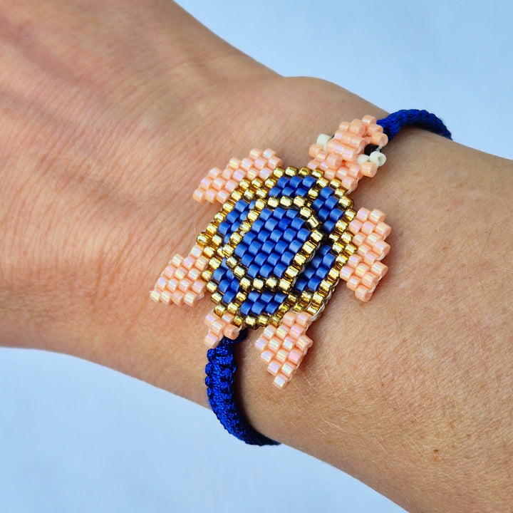 Makramee-Armband Royalblau mit Schildkröte getragen, blauer Swarovski-Kristall