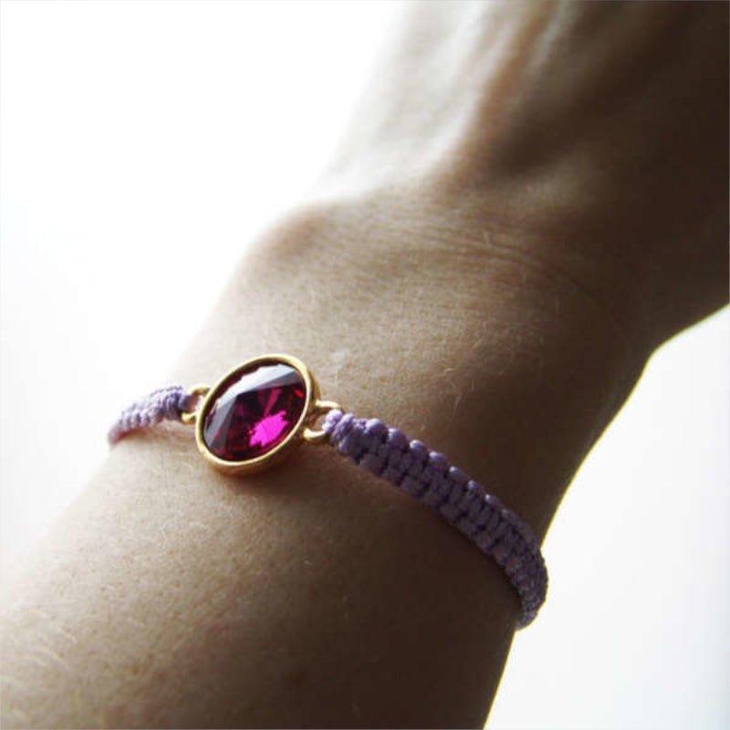Makramee-Armband in Lila mit großem Fuchsia-Kristall