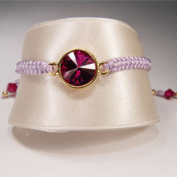 Makramee-Armband in Lila mit großem Fuchsia-Kristall