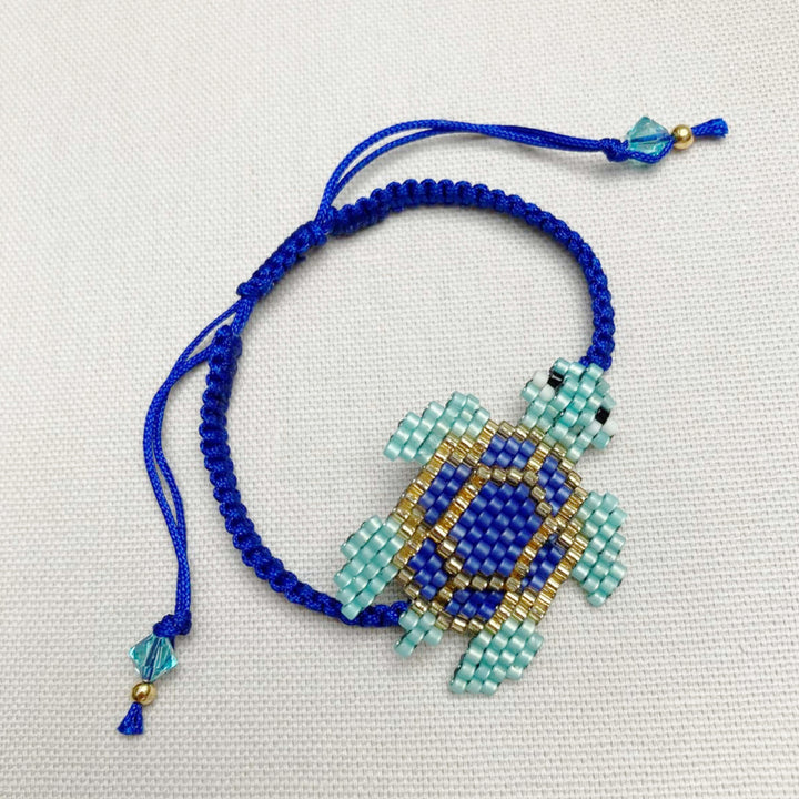 Makramee-Armband dunkelblau mit Schildkröte aus Rocailles-Perlen und Swarovski-Kristall – Perlotte Schmuck