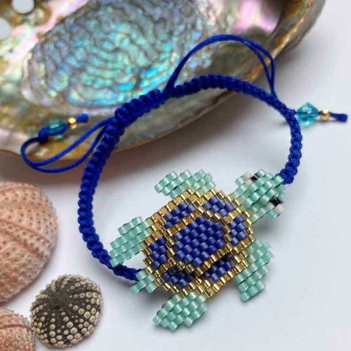 Armband mit Schildkröten-Motiv aus Rocailles-Perlen, handgefertigt bei Perlotte Schmuck