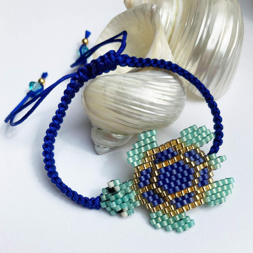 Detailaufnahme Schildkröte aus Rocailles-Perlen in Türkis, Dunkelblau und Gold, Makramee-Armband