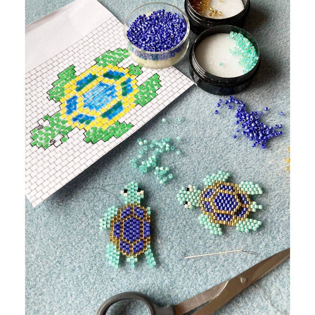 So fertigen wir unser Armband mit Schildkröten-Motiv aus Rocailles-Perlen an, Perlotte Schmuck