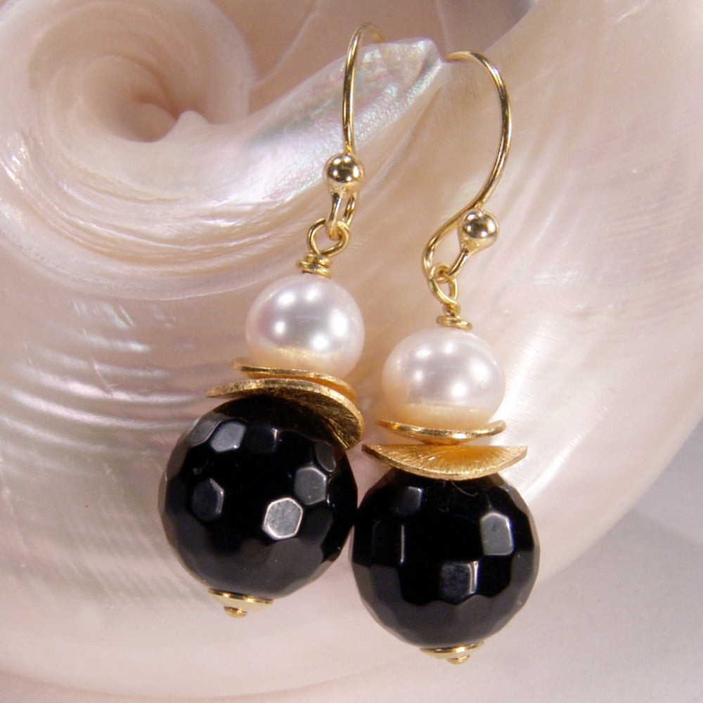 Ohrhänger Onyx und Perlen, vergoldetes Silber – Perlotte Schmuck