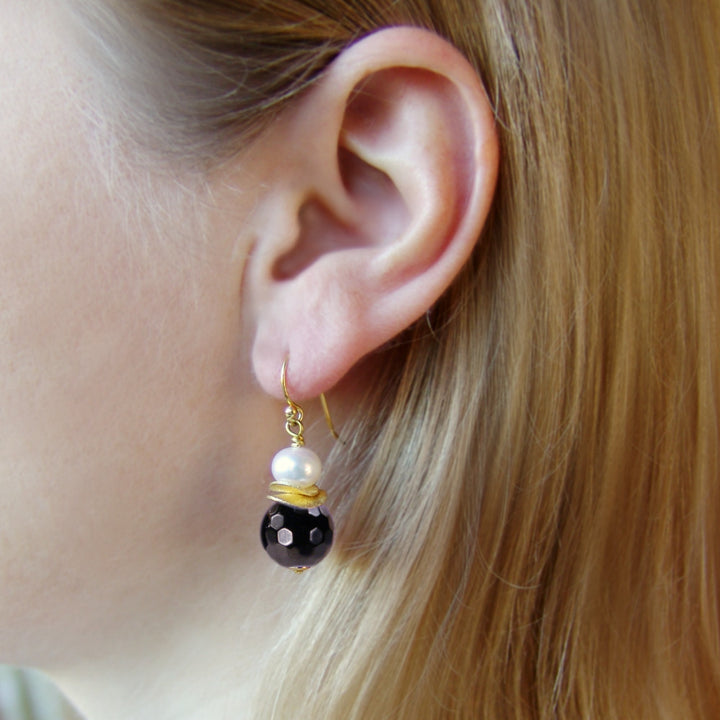 Ohrhänger Onyx und Perlen, vergoldetes Silber – Perlotte Schmuck