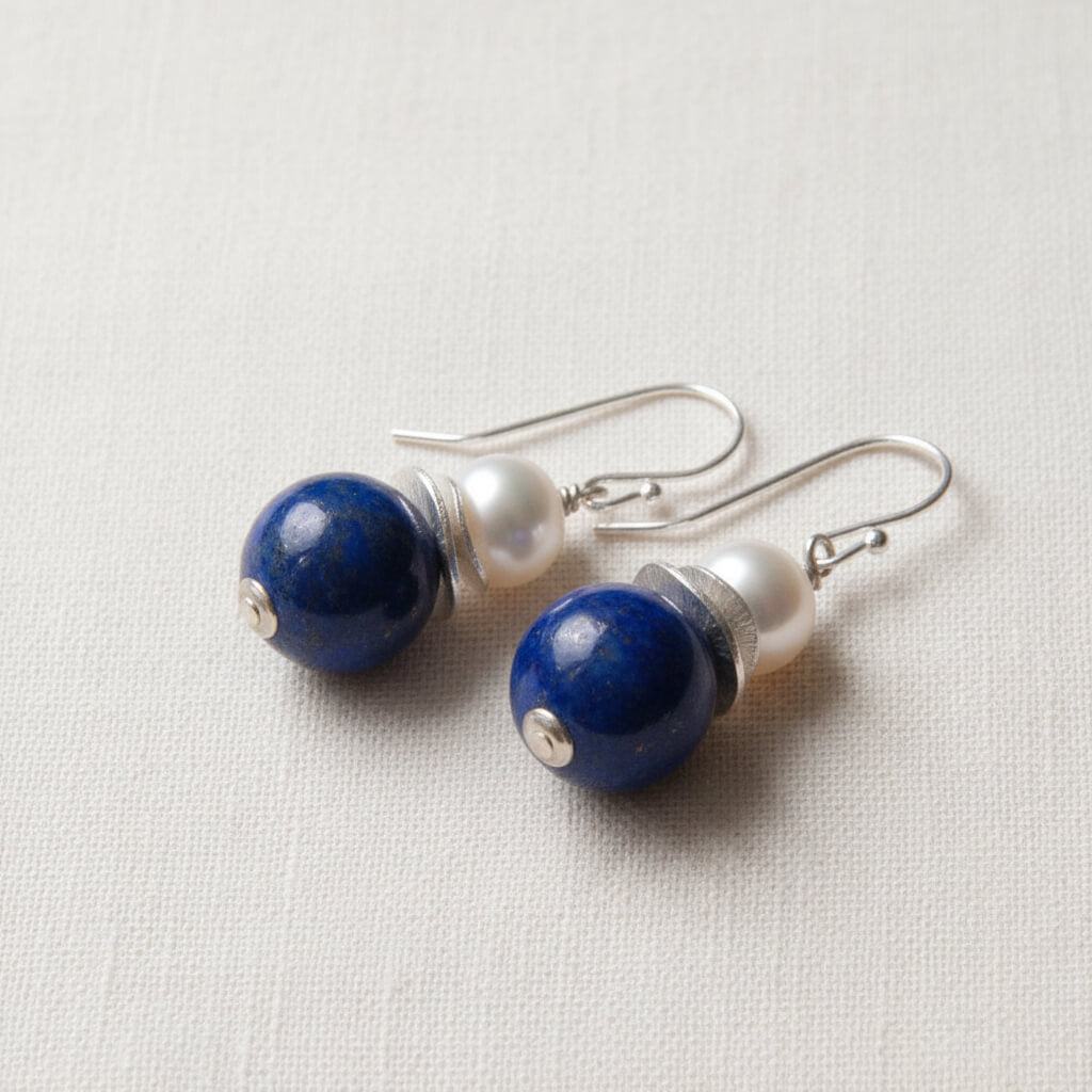 Silber-Ohrhänger mit Lapislazuli und weißer Süßwasserperle, handgefertigt bei Perlotte Schmuck