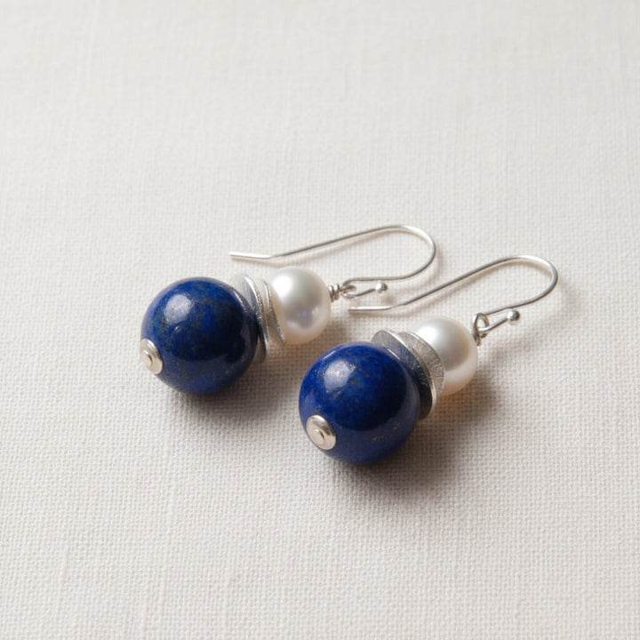 Silber-Ohrhänger mit Lapislazuli und weißer Süßwasserperle, handgefertigt bei Perlotte Schmuck