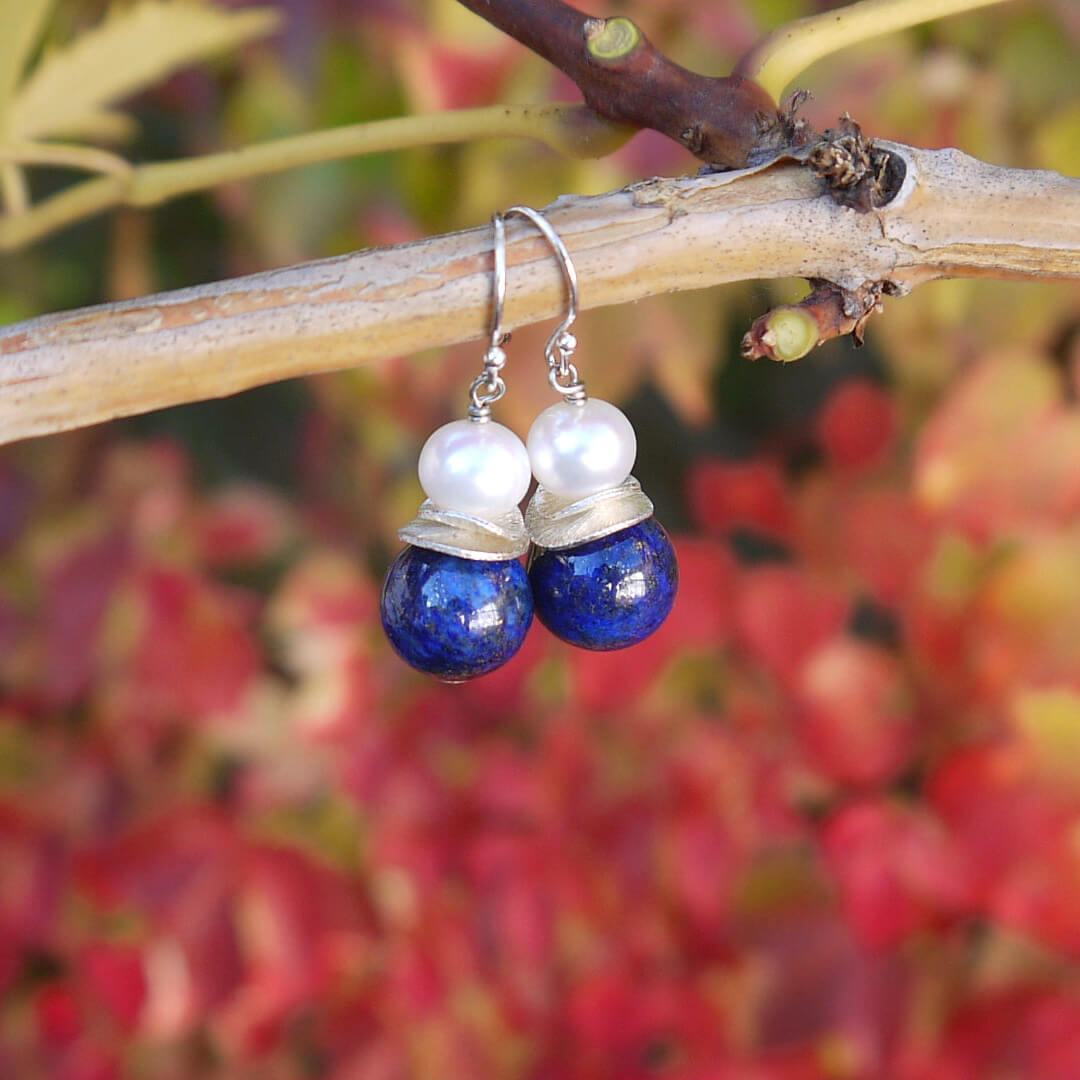 Silber-Ohrhänger mit Lapislazuli und weißer Süßwasserperle, handgefertigt bei Perlotte Schmuck