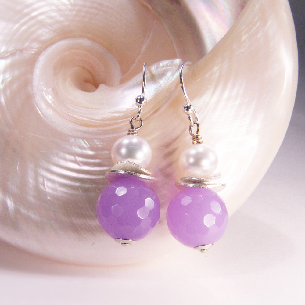 Silber-Ohrhänger mit violetter Jade und weißen Süßwasserperlen, handgefertigt bei Perlotte Schmuck