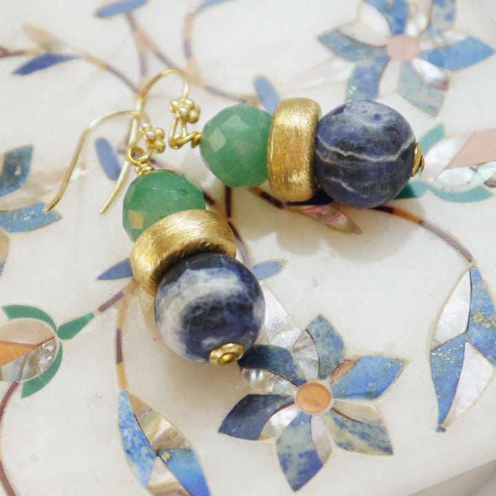 Vergoldete Ohrhänger mit Sodalith und Aventurin, handgefertigt bei Perlotte Schmuck