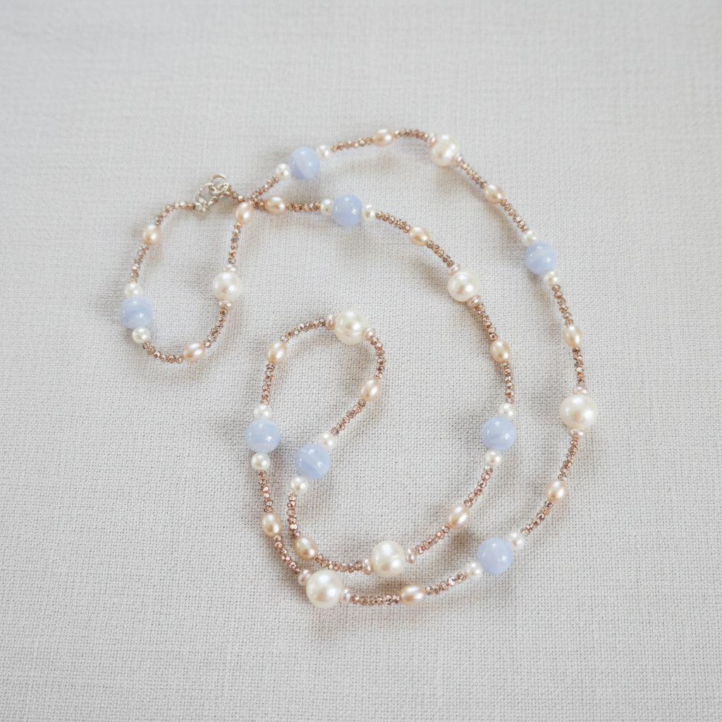 Longkette mit Perlen und Chalzedon