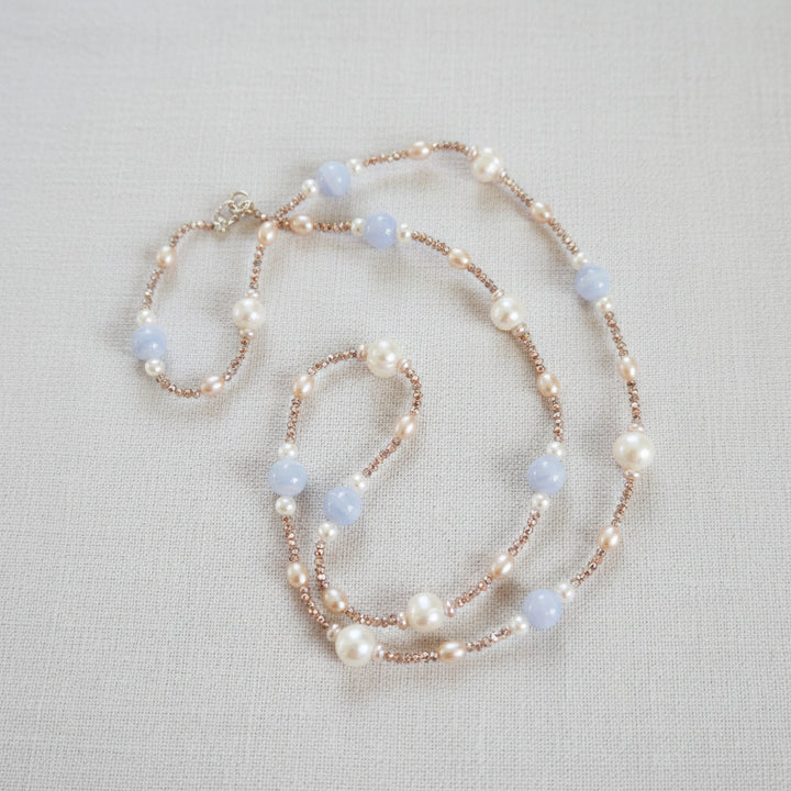 Longkette mit Perlen und Chalzedon