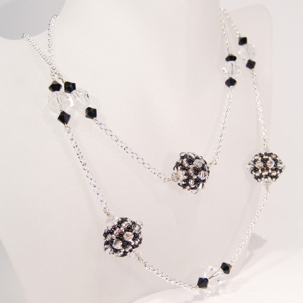 Schwarz-silberne Longkette mit Perlen-Kugeln und Swarovski Kristallen