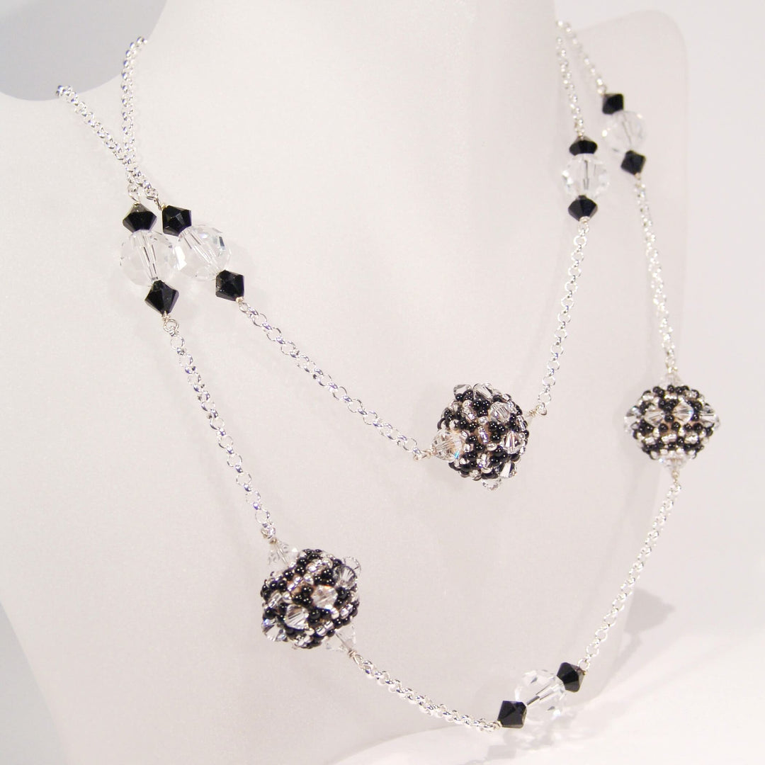 Schwarz-silberne Longkette mit Perlen-Kugeln und Swarovski Kristallen