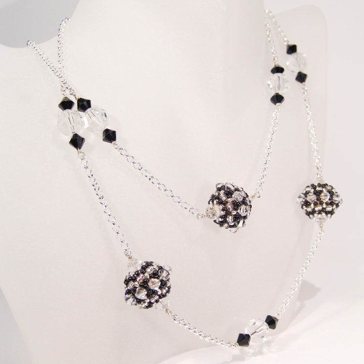Schwarz-silberne Longkette mit Perlen-Kugeln und Swarovski Kristallen