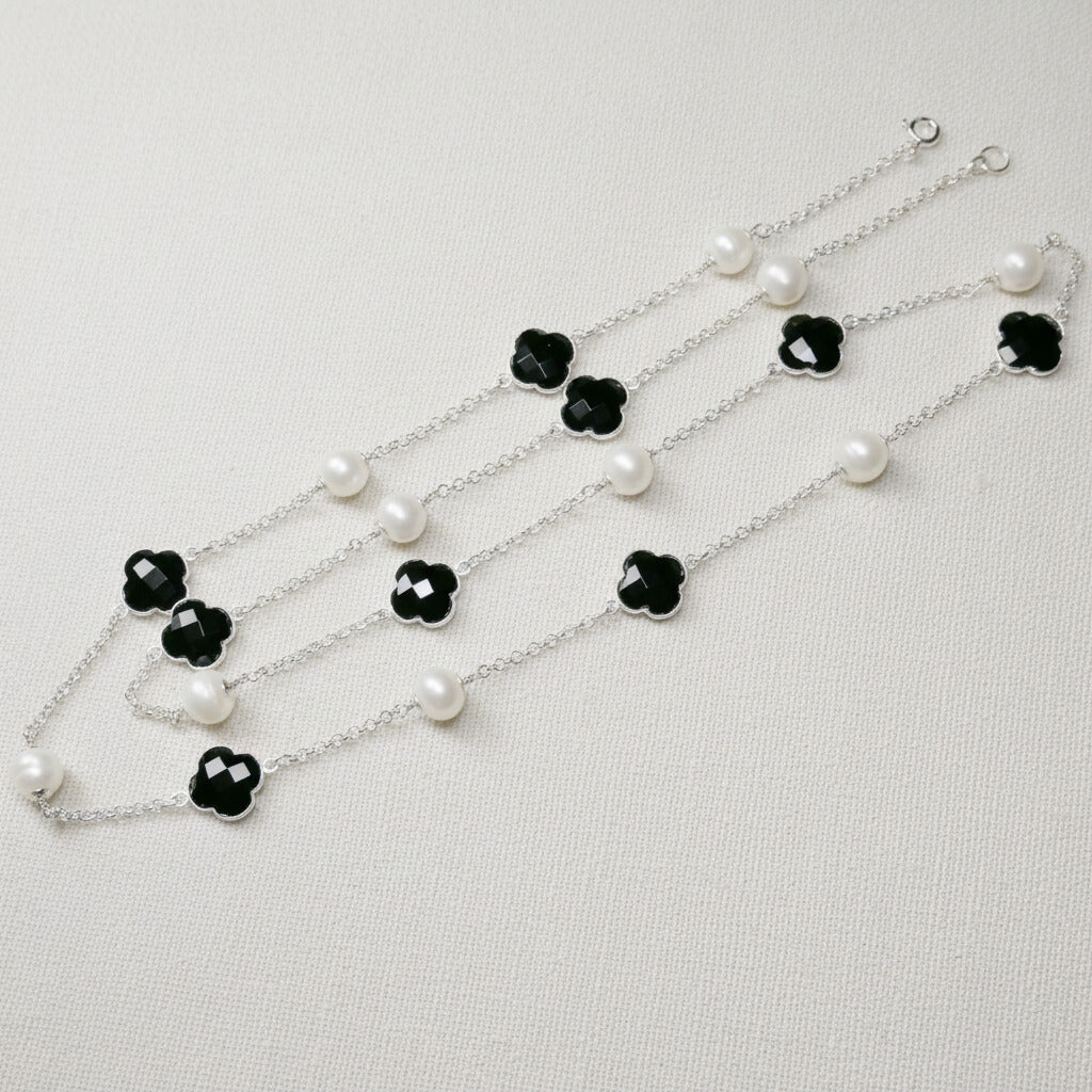 Longkette mit schwarzen Kleeblättern und Perlen