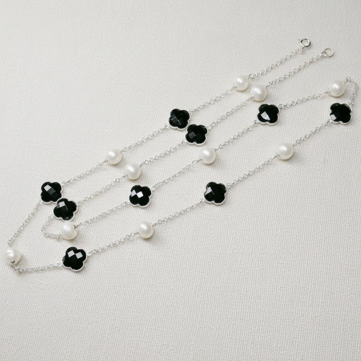 Longkette mit schwarzen Kleeblättern und Perlen