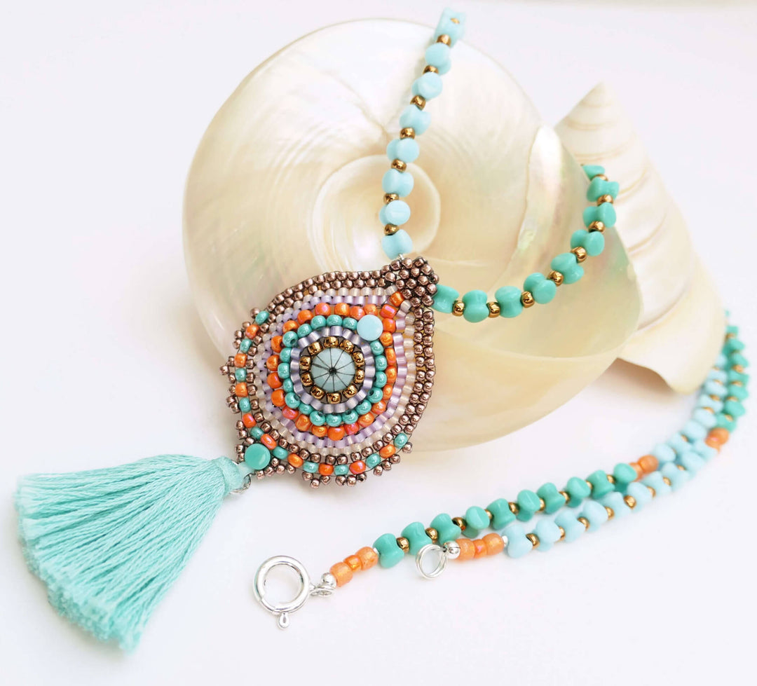 Boho-Halskette mit Peyote-Anhänger und türkisfarbener Quaste
