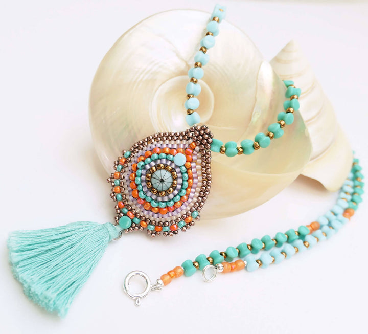 Boho-Halskette mit Peyote-Anhänger und türkisfarbener Quaste