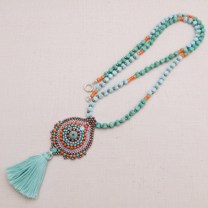 Boho-Halskette mit Peyote-Anhänger und türkisfarbener Quaste