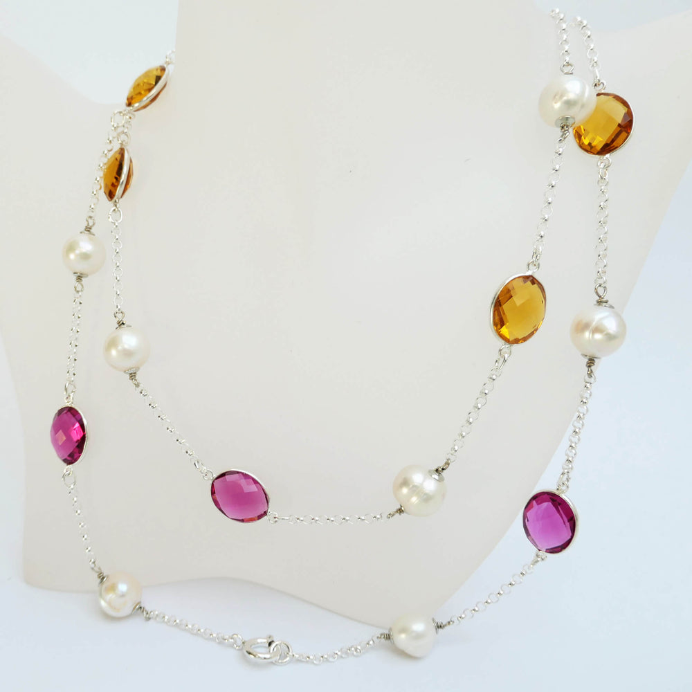 Longkette mit Süßwasserperlen und silbergefassten Steinen in Fuchsia und Gelb
